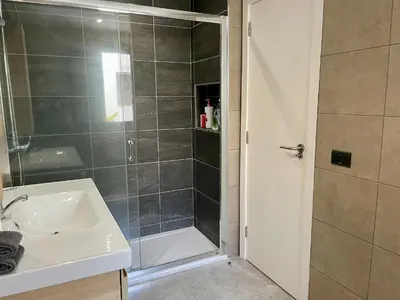 Un baño de Casa Helge großes Apartment mit Pool