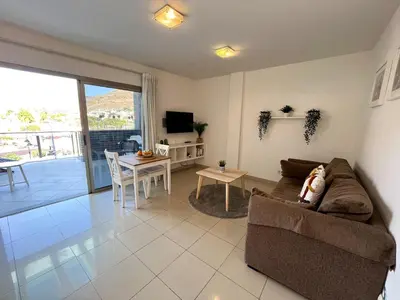 Una televisión o centro de entretenimiento en COSTA AZUL APARTMENTS - 2A