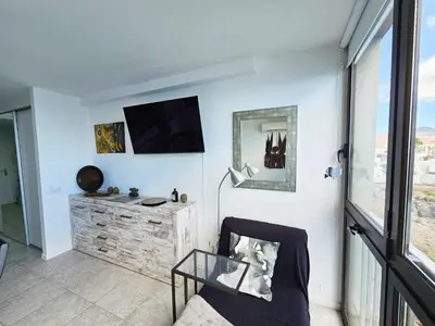 Una televisión o centro de entretenimiento en Mirador 30 Sea View By Pride Holiday Rentals