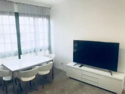 Una televisión o centro de entretenimiento en Modern Renovated 2 Bdrm - Las Canteras
