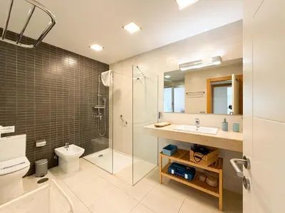 Un baño de Villa Calma with private pool by Tenpropertiesgc