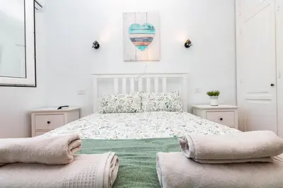 Cama o camas de una habitación en Hilltop Vista Apartment