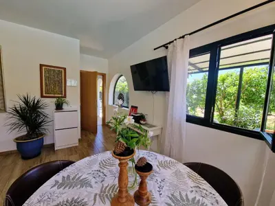 Una televisión o centro de entretenimiento en Casa con piscina privada y vistas