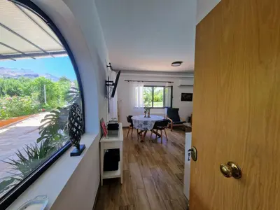 Una televisión o centro de entretenimiento en Casa con piscina privada y vistas