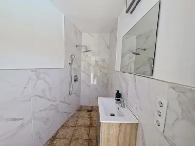 Un baño de Casa con piscina privada y vistas