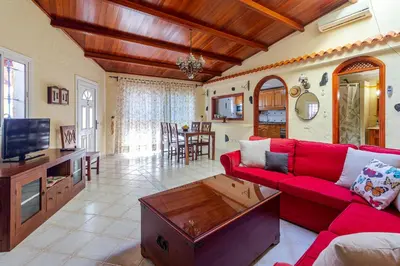 Una televisión o centro de entretenimiento en Casa cueva El Balcón del Cortijo