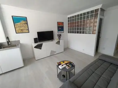 Una televisión o centro de entretenimiento en Design flat in central place nhere Yumbo