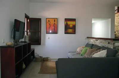Una televisión o centro de entretenimiento en Tonono´s Village