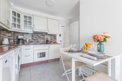 Una cocina o zona de cocina en CHIC, COSY & QUIET Apartment near the beach