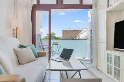 Una televisión o centro de entretenimiento en CHIC, COSY & QUIET Apartment near the beach