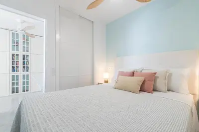 Cama o camas de una habitación en CHIC, COSY & QUIET Apartment near the beach