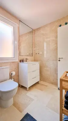 Un baño de Amazing cozy Villa Hugo Tauro with Jacuzzi, Pool, Wi-Fi