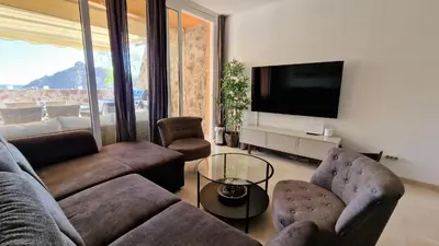 Una televisión o centro de entretenimiento en Amazing cozy Villa Hugo Tauro with Jacuzzi, Pool, Wi-Fi