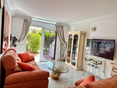 Una televisión o centro de entretenimiento en PLAYA DEL CURA - Spacious Beachside Apartment