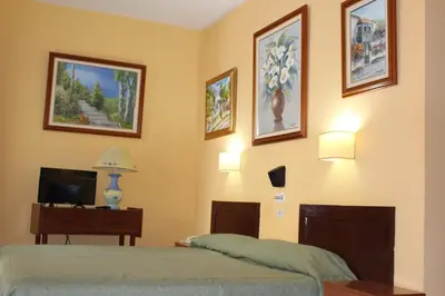 Una televisión o centro de entretenimiento en Hotel Olympia
