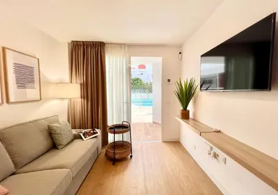 Una televisión o centro de entretenimiento en Apartamento renovado cerca de la playa