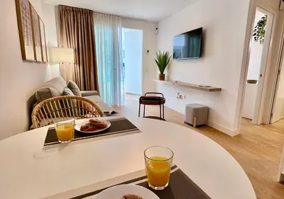 Una televisión o centro de entretenimiento en Apartamento renovado cerca de la playa
