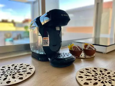 Utensilios para hacer té y café en Las Brisas Penthouse by SunHousesCanarias