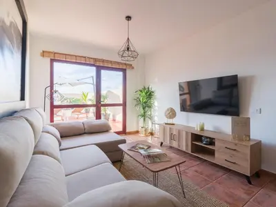 Una televisión o centro de entretenimiento en Giraud II - Secluded beachfront duplex