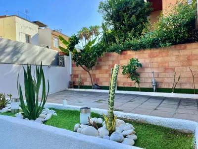 Jardín al aire libre en Las Brisas 2 by SunHousesCanarias