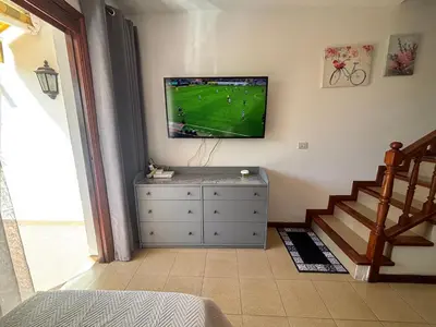 Una televisión o centro de entretenimiento en Casa Adel vibbecanarias Maspalomas