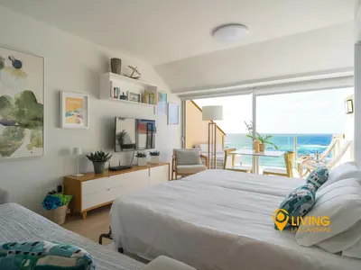 Una televisión o centro de entretenimiento en Living Las Canteras Homes - MODERN OCEANFRONT