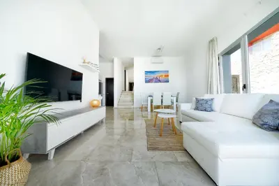 Una televisión o centro de entretenimiento en Villa Cacemar Salobre Golf