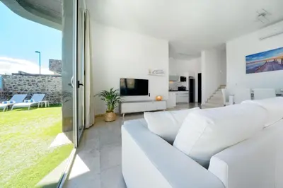 Una televisión o centro de entretenimiento en Villa Cacemar Salobre Golf