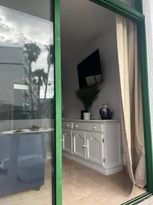 Una televisión o centro de entretenimiento en Beach and Yumbo cozy home