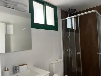 Un baño de Beach and Yumbo cozy home