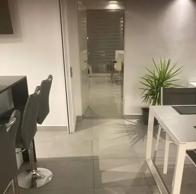 Una televisión o centro de entretenimiento en Centraal gelegen luxebungalow