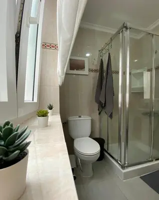 Un baño de Luis Morote 2-A Apartamentos