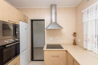 Una cocina o zona de cocina en 3BR House - Parking - Pool - 15 min walk to Beach