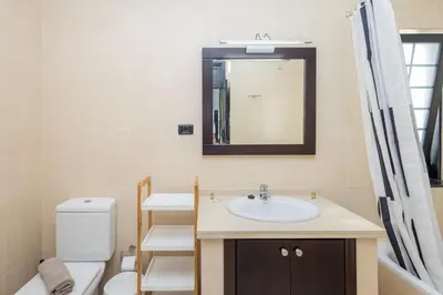 Un baño de 3BR House - Parking - Pool - 15 min walk to Beach
