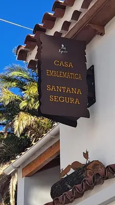 Certificado, premio, señal o documento que está expuesto en Casa Santana Segura
