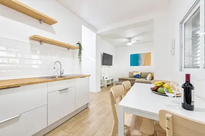 Una cocina o zona de cocina en Renovated Apartment on Salinetas Beach.
