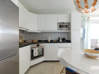 Una cocina o zona de cocina en Haiti 306 vista al mar