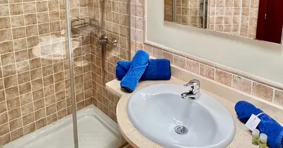 Un baño de Spacious House with Pool Views and BBQ, Eternal Summer Serenity