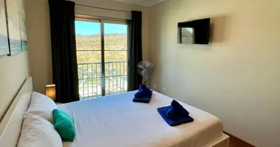 Cama o camas de una habitación en Spacious House with Pool Views and BBQ, Eternal Summer Serenity