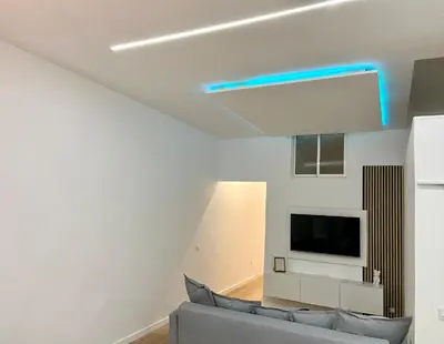 Una televisión o centro de entretenimiento en Apartamento Savaya Suite