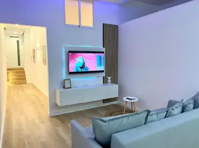 Una televisión o centro de entretenimiento en Apartamento Savaya Suite