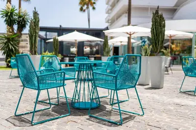 Un restaurante o sitio para comer en Gold By Marina - Adults only