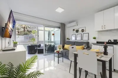 Una cocina o zona de cocina en THE WHITE CORNER BY HOMESTAYGRANCANARIA