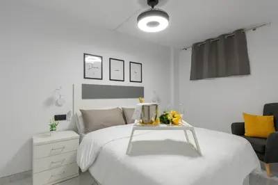 Cama o camas de una habitación en THE WHITE CORNER BY HOMESTAYGRANCANARIA