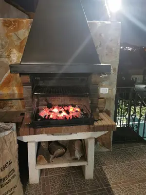 Barbacoa disponible para clientes en la casa o chalet