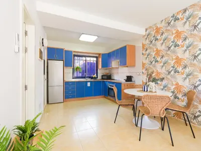 Una cocina o zona de cocina en Meloneras Ocean Escape by CanaryScape with jacuzzi