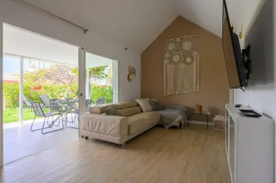 Una televisión o centro de entretenimiento en Villa Guerrero - Terraza y acceso a piscina común
