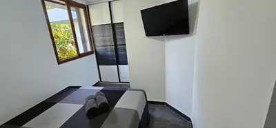 Una televisión o centro de entretenimiento en Paradise Garden San Agustin
