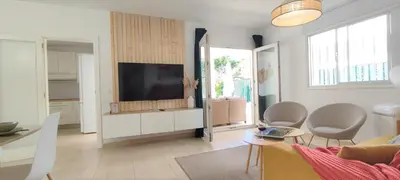 Una televisión o centro de entretenimiento en Bungalow Céntrico & Tranquilo