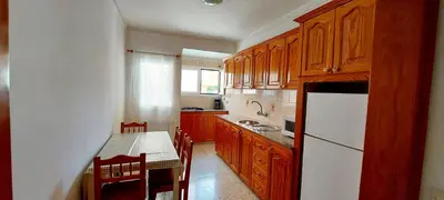 Una cocina o zona de cocina en Ten Minutes From Airport - 2